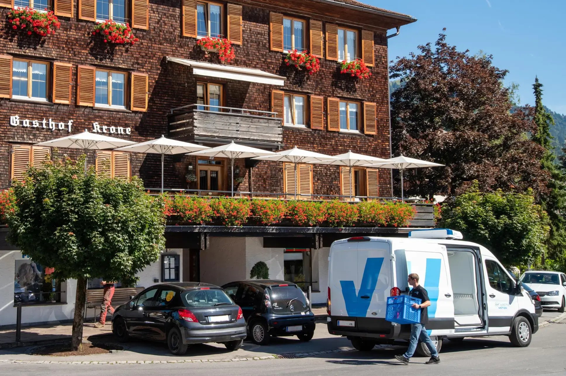 Branchenlösungen Servoking_Kühltransporter vor Gasthof