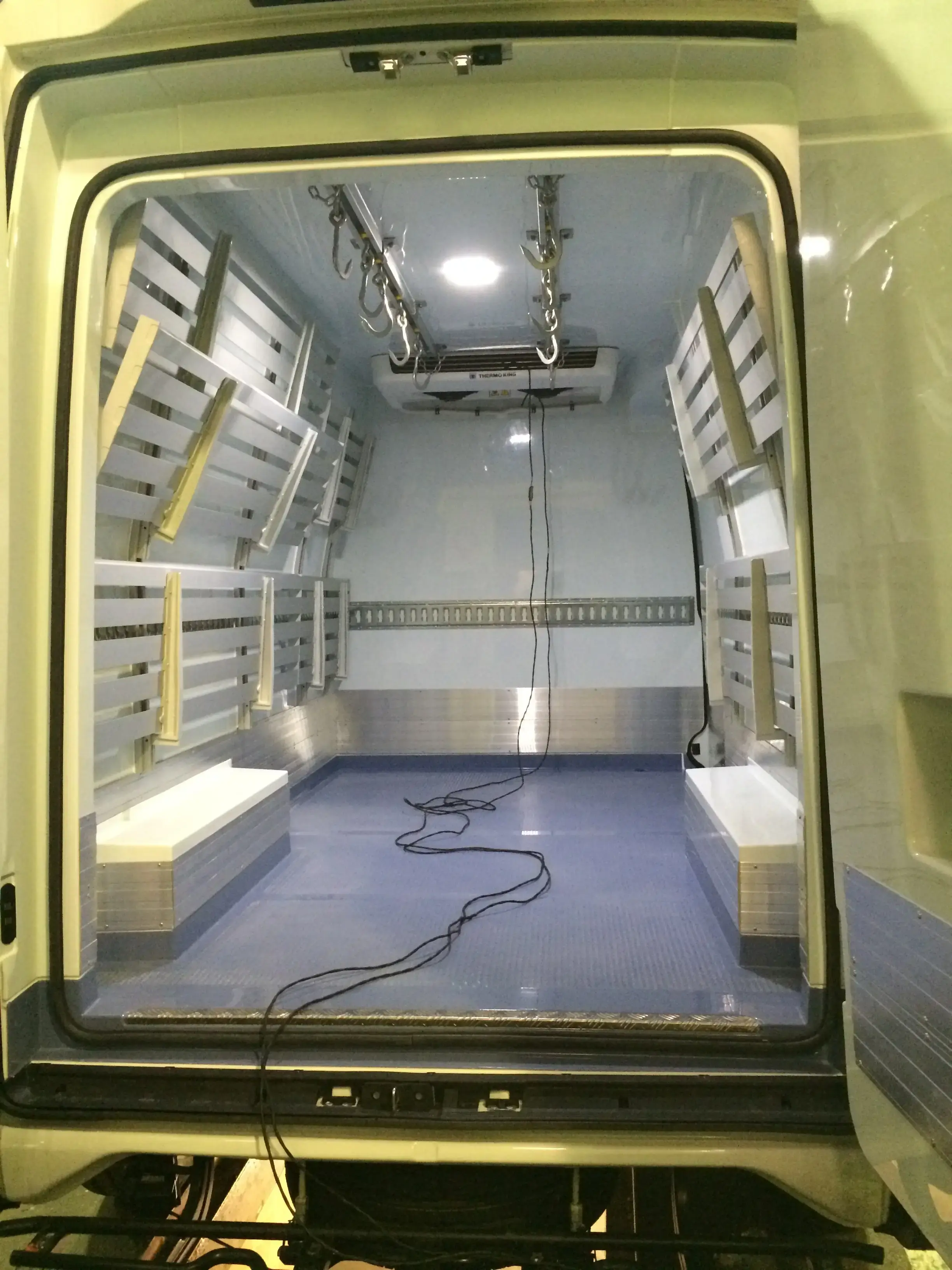Fleischhaken in Kühltransporter_2