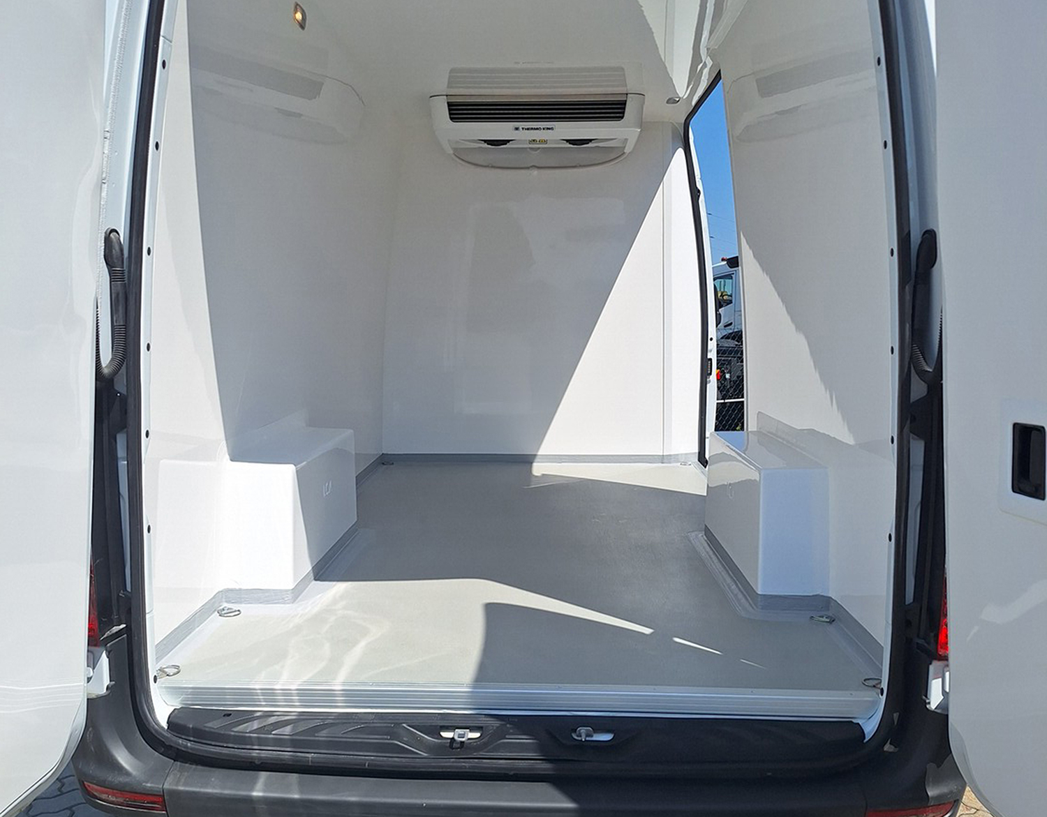Mercedes Sprinter L2H2 AWD_11